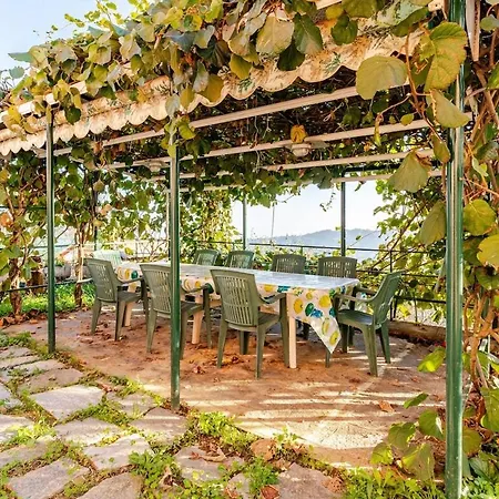 Sea-view Retreat - Pool, Tavern, Fireplace 펜션 라팔로