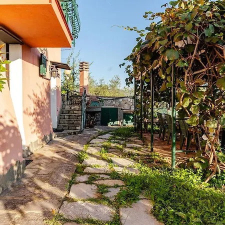 Sea-view Retreat - Pool, Tavern, Fireplace راباللو